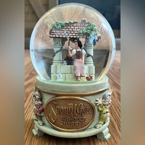 Disney Snow White and the 7 Dwarfs SnowGlobe